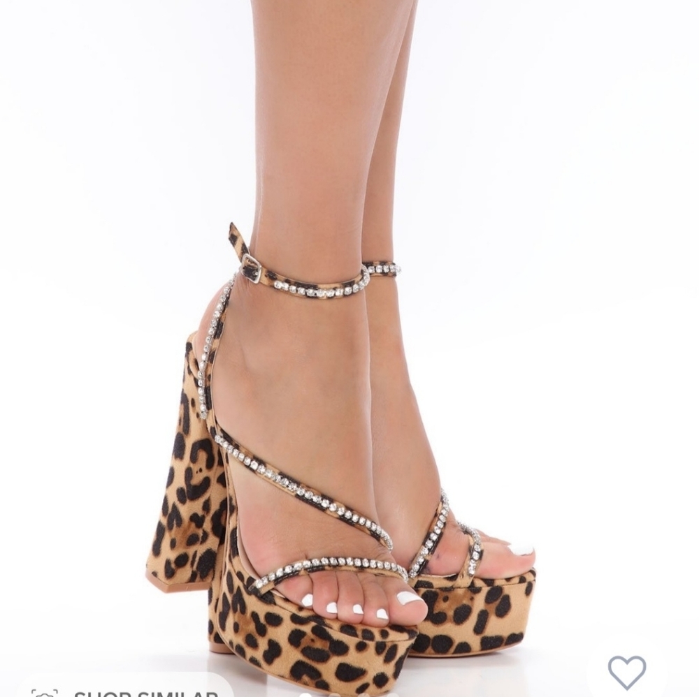 Leopard print pumps/high heels